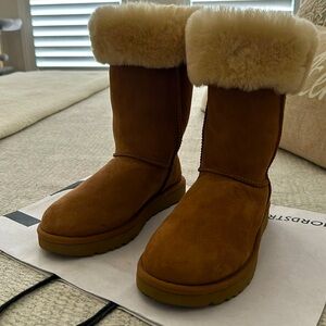 Women’s Classic Uggs Size 6